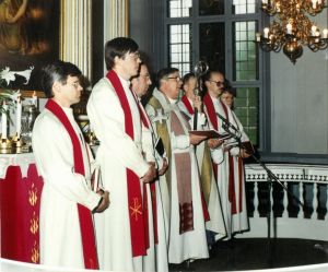 Piispa Sariola liturgina alttarilla.